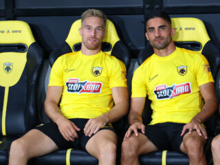 AEK-spits Van Weert op tribune tegen Ajax: 'Als voetballer mooi om met zulke taferelen te spelen