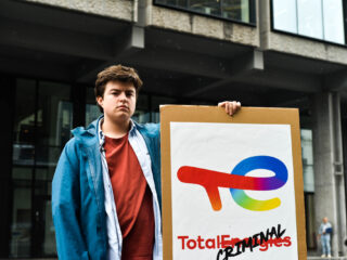 TotalEnergies strafrechtelijk aangeklaagd voor dodelijke gevolgen van de klimaatcrisis