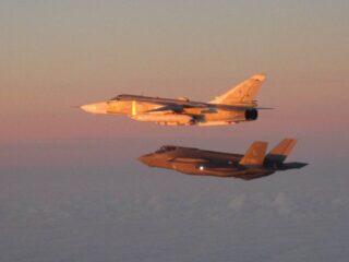 Nederlandse straaljagerpiloot Smiley ontvangt 1000 vlieguren-embleem in een F-35