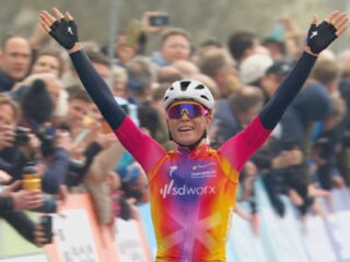 Demi Vollering wint Amstel Gold Race in slotfase: 'Wie nu op kop gaat rijden, weet: ik ben geklopt'