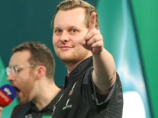 Bananen, bobsleeërs en Sinterklaas in de zaal: het WK Darts is begonnen!