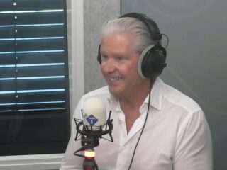 Dries Roelvink veertig jaar in het vak: 'Ik zal wel een keer in het harnas omvallen'