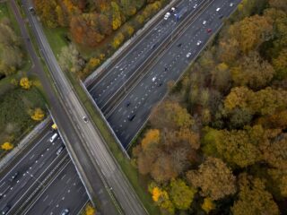 Waarom rijden Nederlanders aan de rechterkant van de weg?