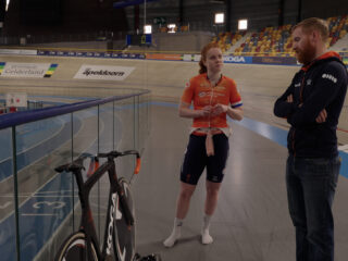 Baanwielrenners vertrouwen blind op mechanieker Tim de Boer