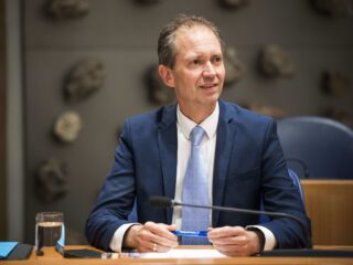 Minister Van Hijum wil fors minder flexwerk: 'Het is compleet doorgeschoten'