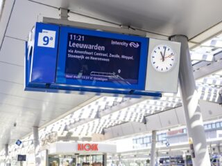 NS-borden in donkere modus: reisinformatie beter leesbaar voor slechtzienden