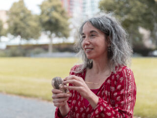 Efrat Zehavi boetseert 116 Rotterdammers voor nieuw migratiemuseum