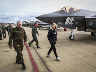 Commandant der Strijdkrachten: proberen nog in 2024 F-16's naar Oekraïne te brengen