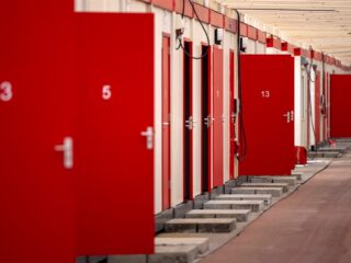 Asiel kan makkelijk één miljard goedkoper: stop met noodopvang en behoud spreidingswet, zegt COA