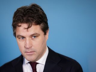 Feit of Fictie: 'Op ministeries zijn honderden fte’s bezig met Woo', aldus Bontenbal