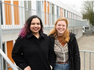 Samenwonen in een azc. Dé oplossing voor de asielopvangcrisis en wooncrisis?