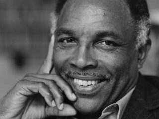 Curaçaose auteur Frank Martinus Arion ontvangt postuum schijverssteen in Nieuwe Kerk