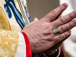 Priester verbreekt celibaat en trouwt: 'Liefde en barmhartigheid zouden het laatste woord moeten hebben'