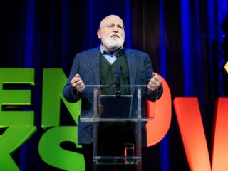 Hoe Frans Timmermans 'eindelijk' zijn gevechtshandschoenen aantrekt