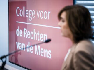 Is een bedrijf zelf ook schuldig aan discriminatie als het zijn werknemers niet steunt als ze een zaak aanspannen tegen racisme op het werk?