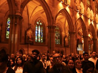 Religie terug als ankerpunt in moeilijke tijd? 'Eerder stagnering in daling'