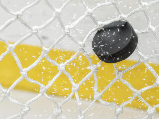 Anne Hardenbol en Jet Milders ijshockeyen tussen de mannen: 'Vallen wel op samen'