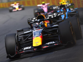 Mercedes-coureur George Russell wint GP Australië, Max Verstappen zesde in Melbourne: “Kwam als een kacheltje over de finish”