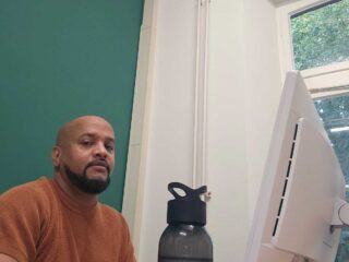 Abu Hamdan vluchtte als kindsoldaat, en helpt nu asielzoekers in Nederland