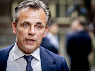 Minister Harbers reageert op kritiek Arib: 'Omwonenden Schiphol hebben niks aan papieren werkelijkheid'