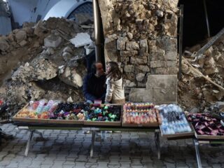 Drie jaar na de aardbeving in Turkije is de schade nog altijd voelbaar, maar men geeft niet op