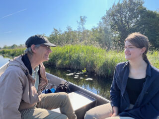 Op zoek naar rupsen van de zeldzame vuurvlinder