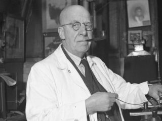 Nederlandse Sherlock Holmes bestond echt: 'Hij loste misdrijven op met een poepzeef'