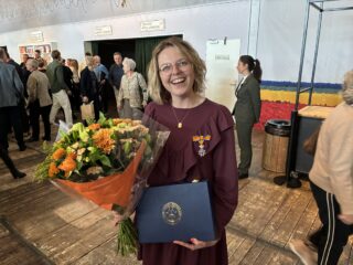 Nicole de Jong krijgt lintje voor NPO Radio 1-podcast Zieke Erfenis