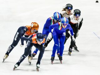Jeugd is dol op shorttrack: 'Altijd spanning en het gaat hard'