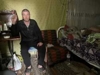 Sergei woont in zijn kelder aan het front: 'Mijn ouders zijn hier begraven, ik ga niet weg'