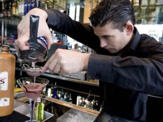 Bittere erfenis: jenever en het koloniale verleden