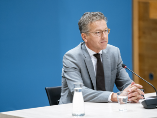 Oud-minister van Financiën Dijsselbloem: Heel zwak dat partijen verkiezingsprogramma niet doorrekenen