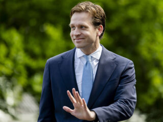 Minister Karremans weerspreekt NRC-artikel: overheid en Tata goed aan het werk voor vergroening