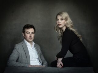 Lisa Loeb: 'Als vrouwen al voorkomen in complottheorieën, zijn ze slachtoffer'