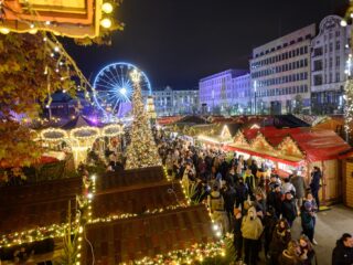 Waar komt het fenomeen vol lichtjes en lekkernijen dat 'de kerstmarkt' heet vandaan?