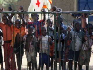 Stichting Better Care Network: stop met vrijwilligerswerk in Afrikaanse weeshuizen