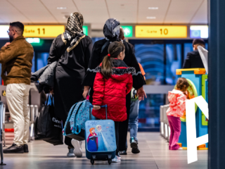 Kinderrechtenorganisaties vrezen gevolgen Europees Migratiepact: 'Kinderen maandenlang opsluiten botst met het Kinderrechtenverdrag'
