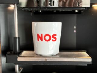 Podcast De Dag: de jacht op het wegwerpbekertje