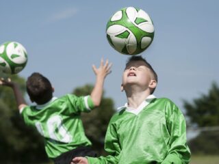 Advies sportraad: verbied koppen in voetbal tot 12 jaar, beperk tot 18 jaar