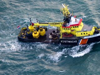 Burgemeester Ameland maakt zich zorgen over brandend schip: 'Dit kan leiden tot een milieuramp'