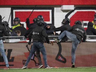 Supportersgeweld in Nijverdal: hit-and-run acties veroorzaken vernielingen