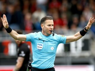 Zo doen de scheidsrechters het dit EK: 'Ze blinken nog niet uit'