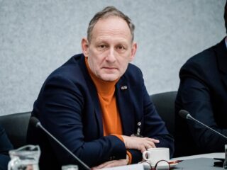 Oud-generaal Mart de Kruif wil maatschappelijke dienstplicht