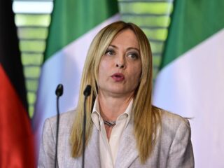 Premier Meloni verbreekt record Berlusconi en is nu langstzittende premier van Italië