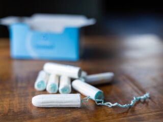 Stand.nl: 'Werkgevers moeten standaard menstruatieverlof aanbieden'