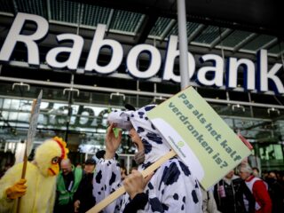Klimaatactivisten verstoren aandeelhoudersvergaderingen: ‘Zolang ze de waarheid niet vertellen, komen wij terug’