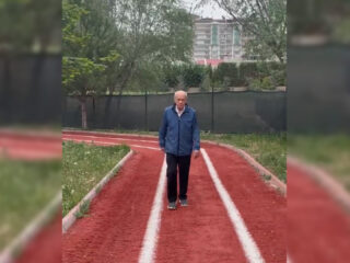 Invloedrijke Turkse politicus maakt raadselachtig statement in trainingspak