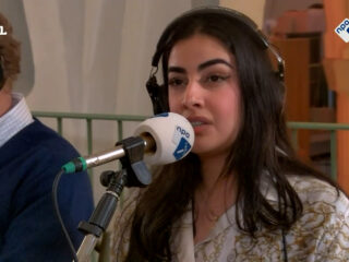 Muziek als hoop voor Iran: zangeres Nieloefaar laat haar stem horen