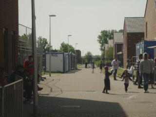 Wat betekent de daling van eerste asielaanvragen in 2025 voor de opvangproblematiek?