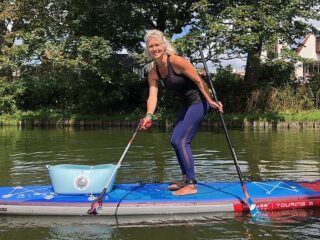 Nanda vist op haar sup-board de grachten in Alkmaar schoon: 'Op het water zie je altijd meer'